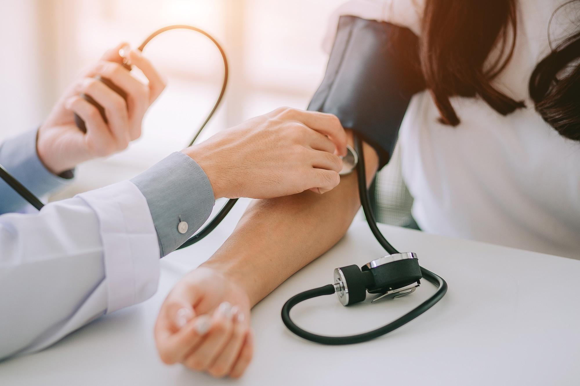 medecin cardiologue qui prend le pouls d une femme