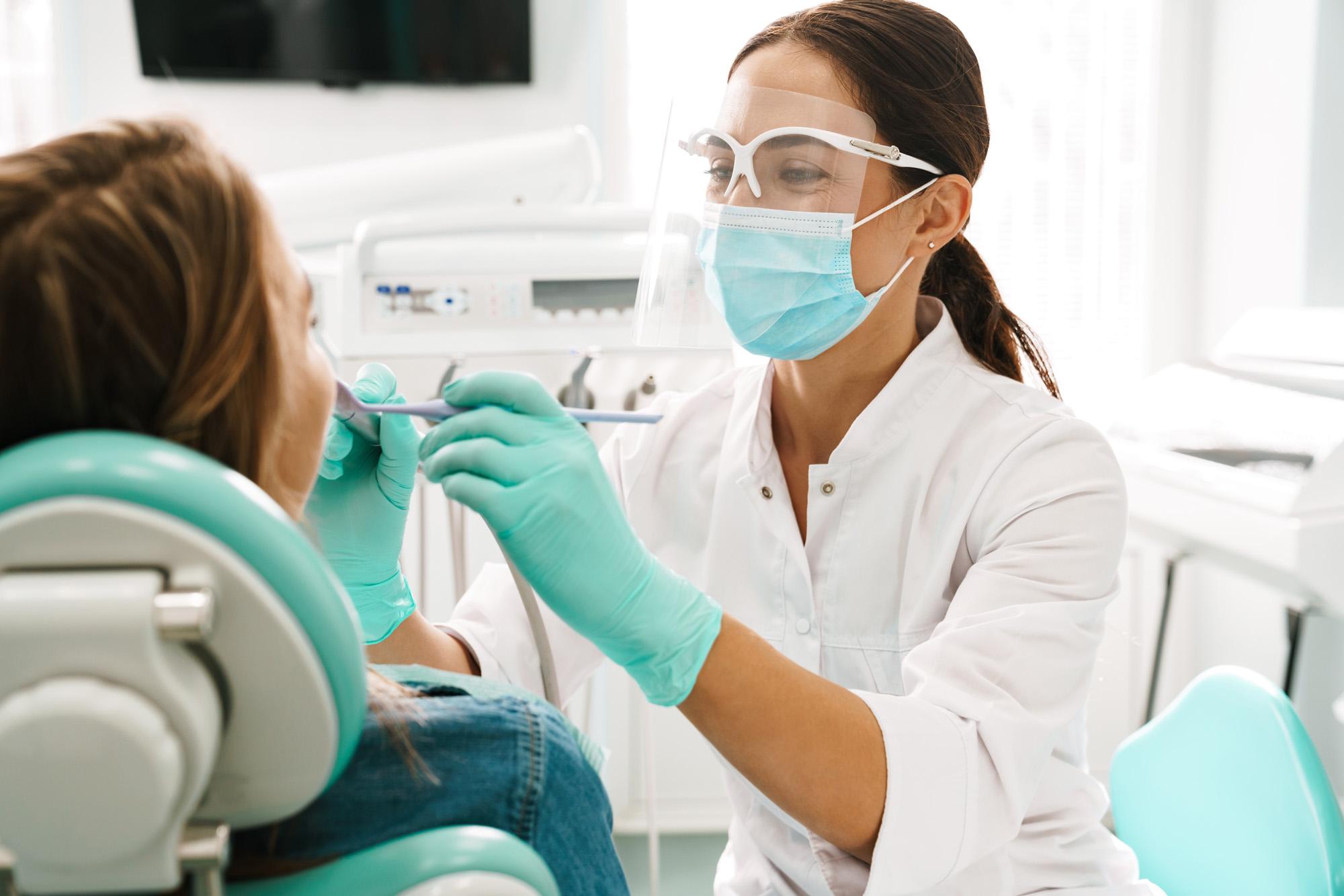 dentiste qui traite une patiente