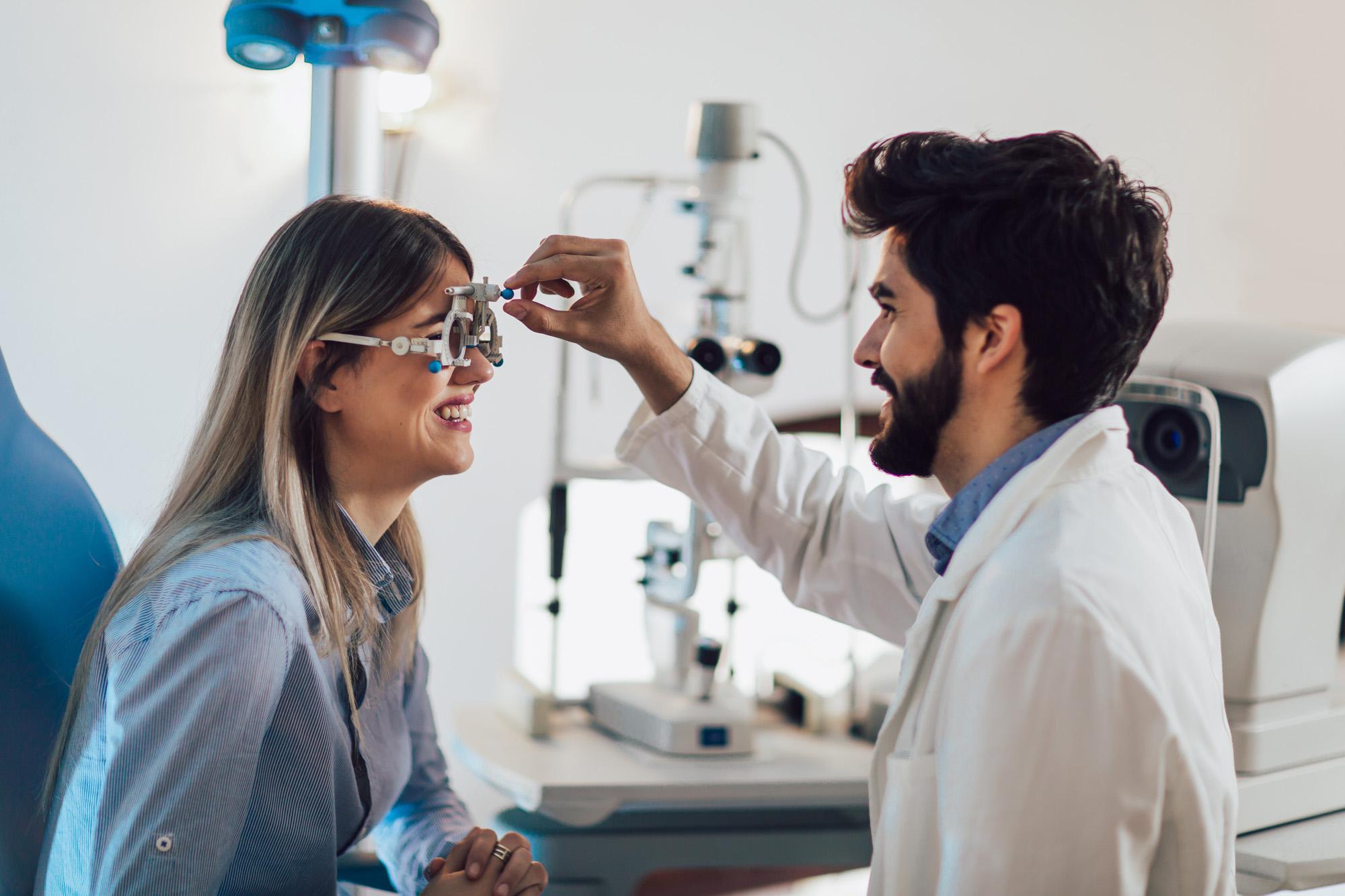 ophtalmologue qui etabli un examen ophtalmologique