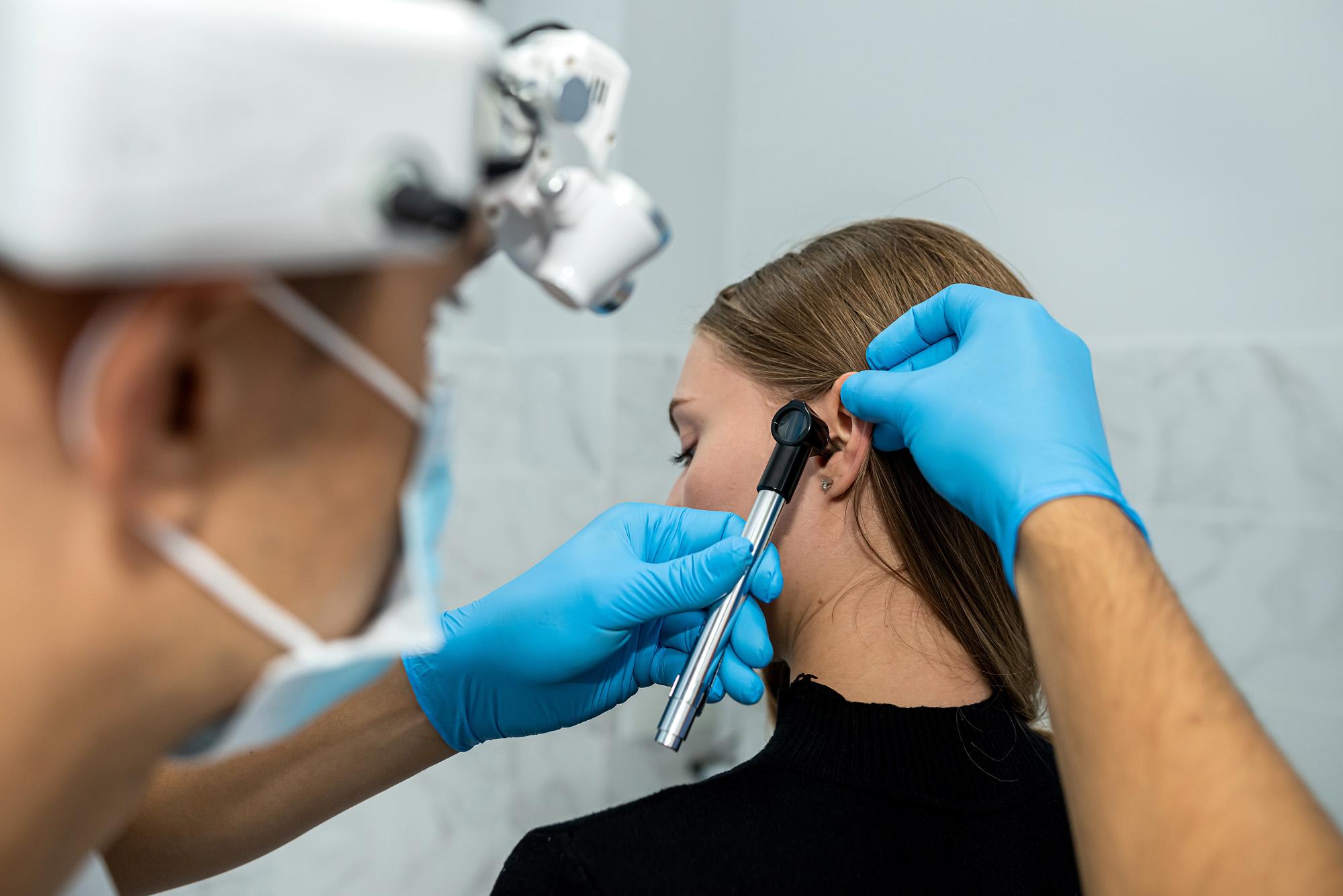 medecin orl qui v&eacute;rifie l\'oreille d\'une patiente